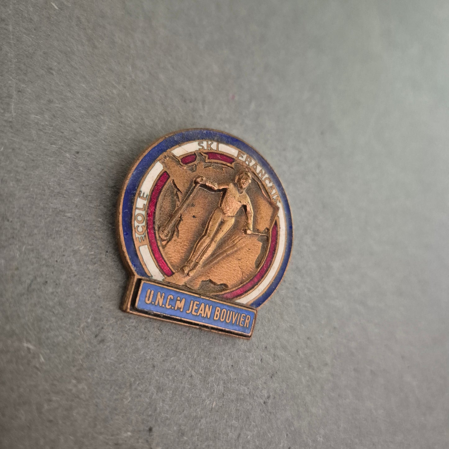 Vintage Skischule-Pin „U.N.C.M Jean Bouvier“ – Sammlerstück aus Frankreich