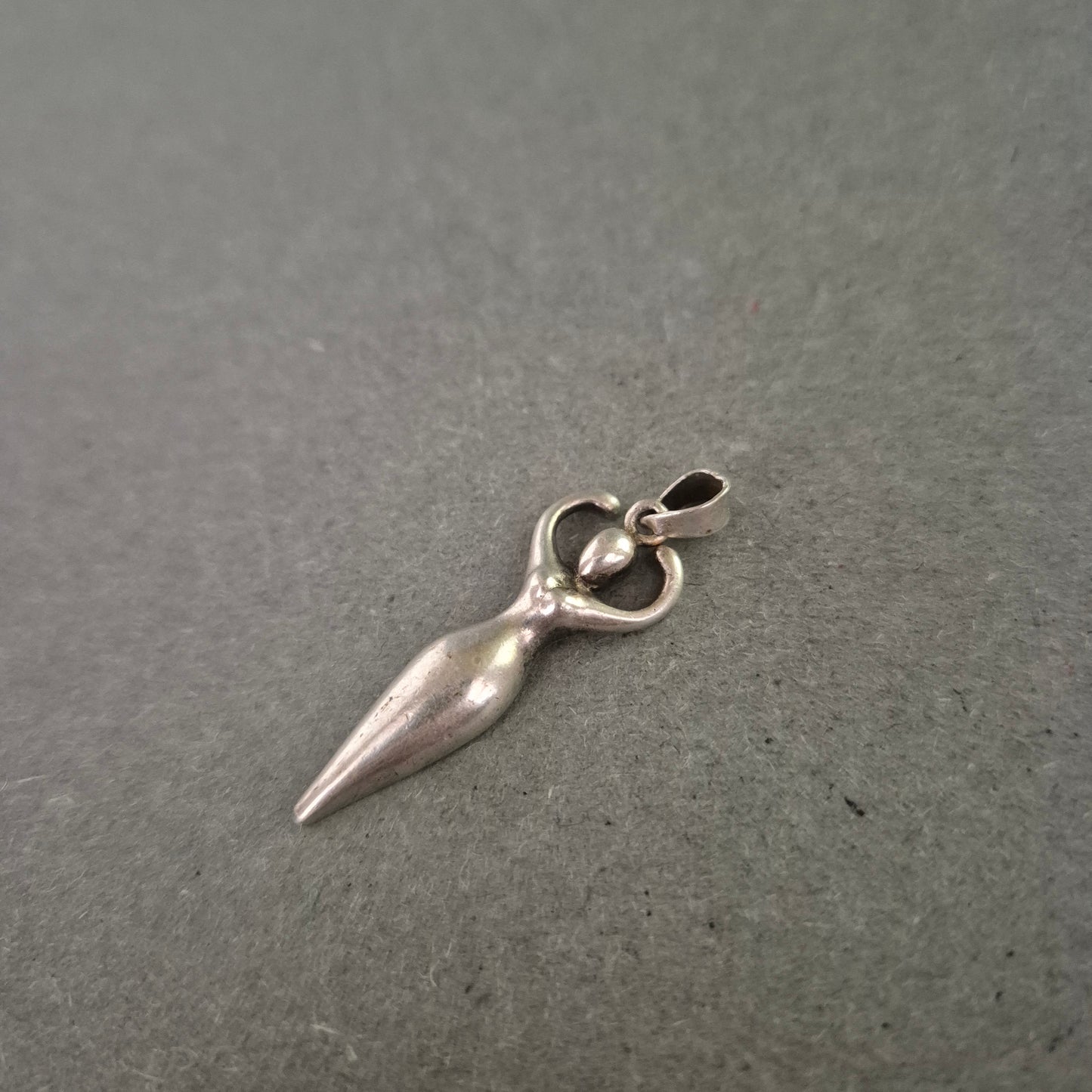 Silberanhänger Göttin – Symbol der Weiblichkeit und Kraft