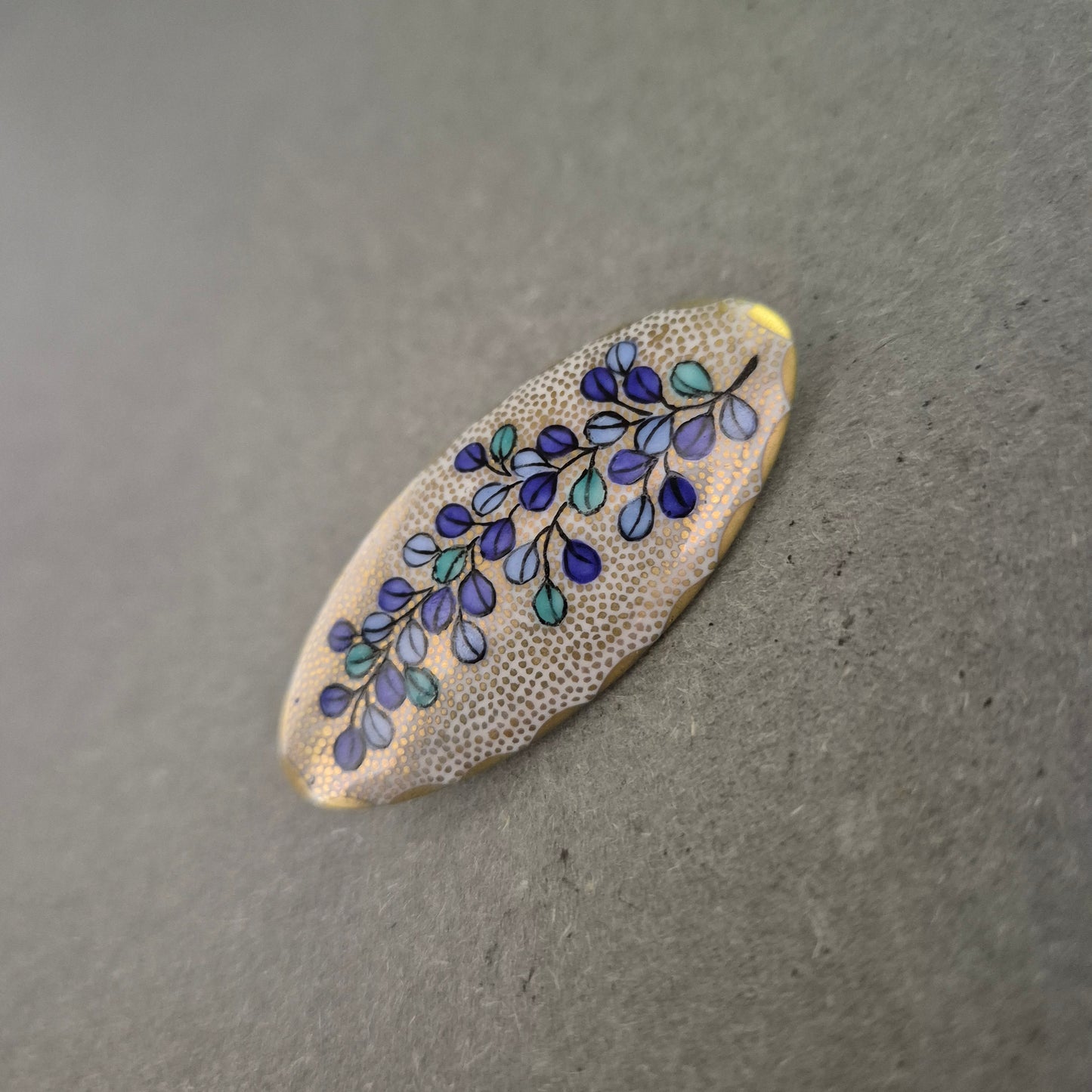 Handbemalte Emaille-Brosche mit floralem Motiv – Japanischer Stil