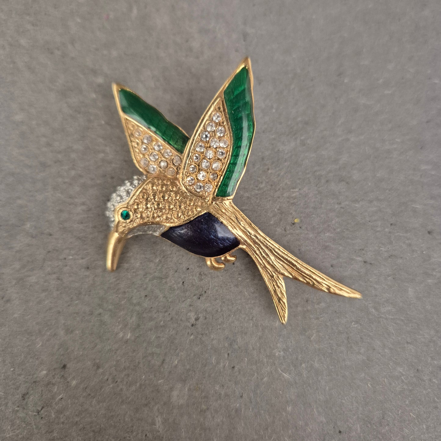 Glitzernde Kolibri-Brosche – Farbenfroher Vintage-Vogel in Goldoptik