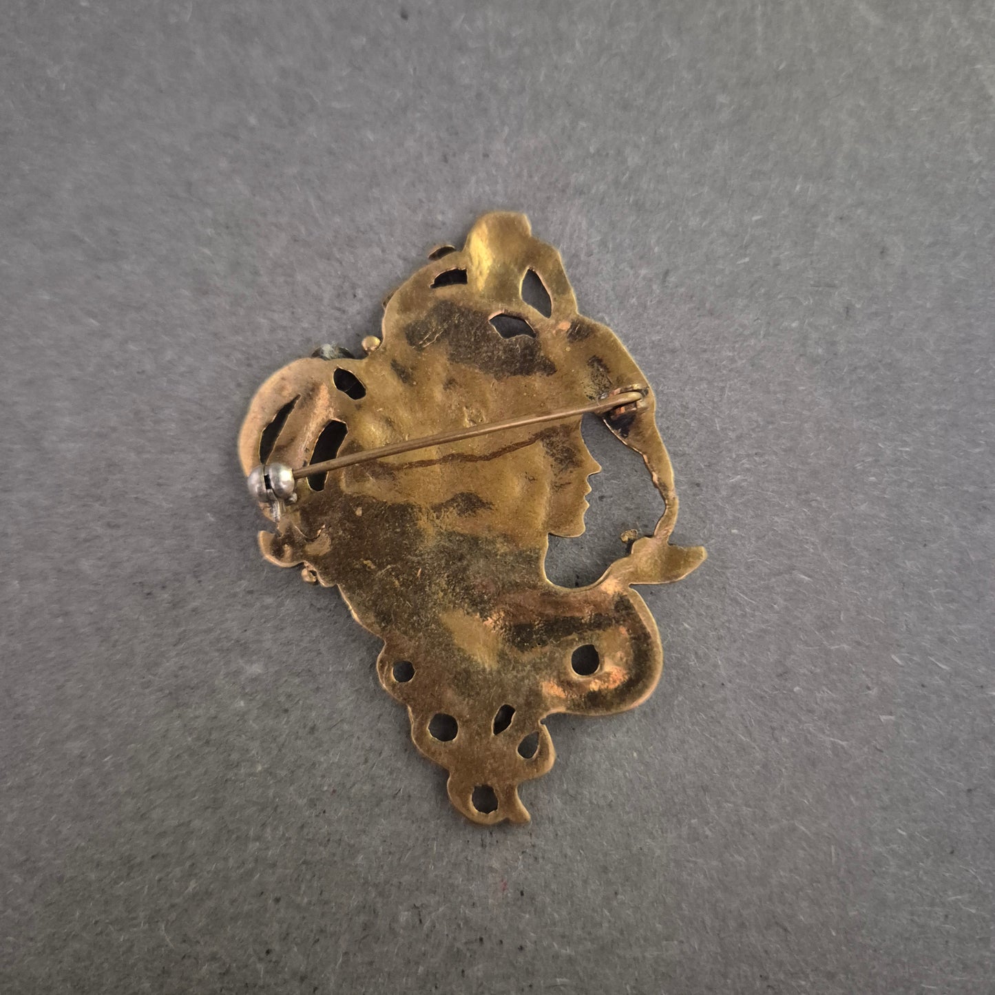 Jugendstil-Brosche mit Frauenmotiv – Antik-Look in Bronzeoptik