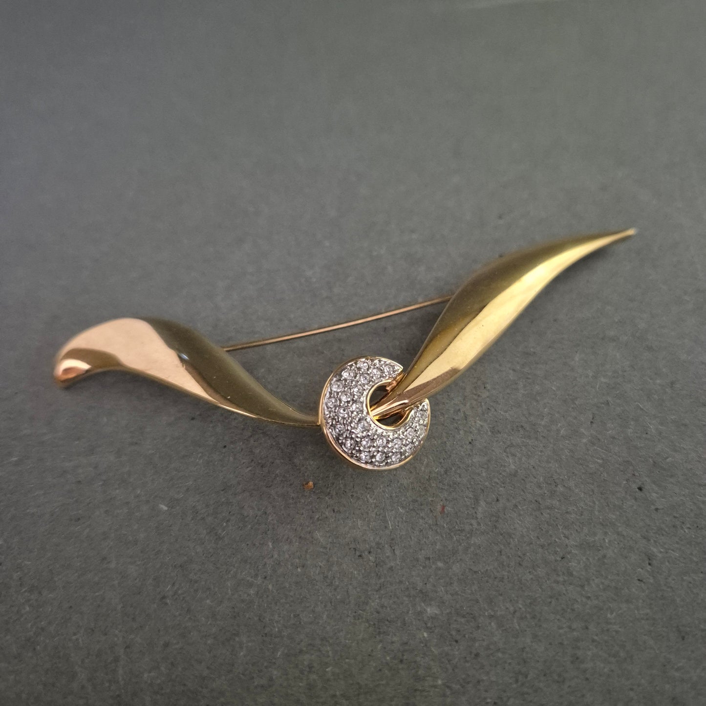 Moderne Goldbrosche mit Strasskreis – Schwungvolles Design in Goldoptik