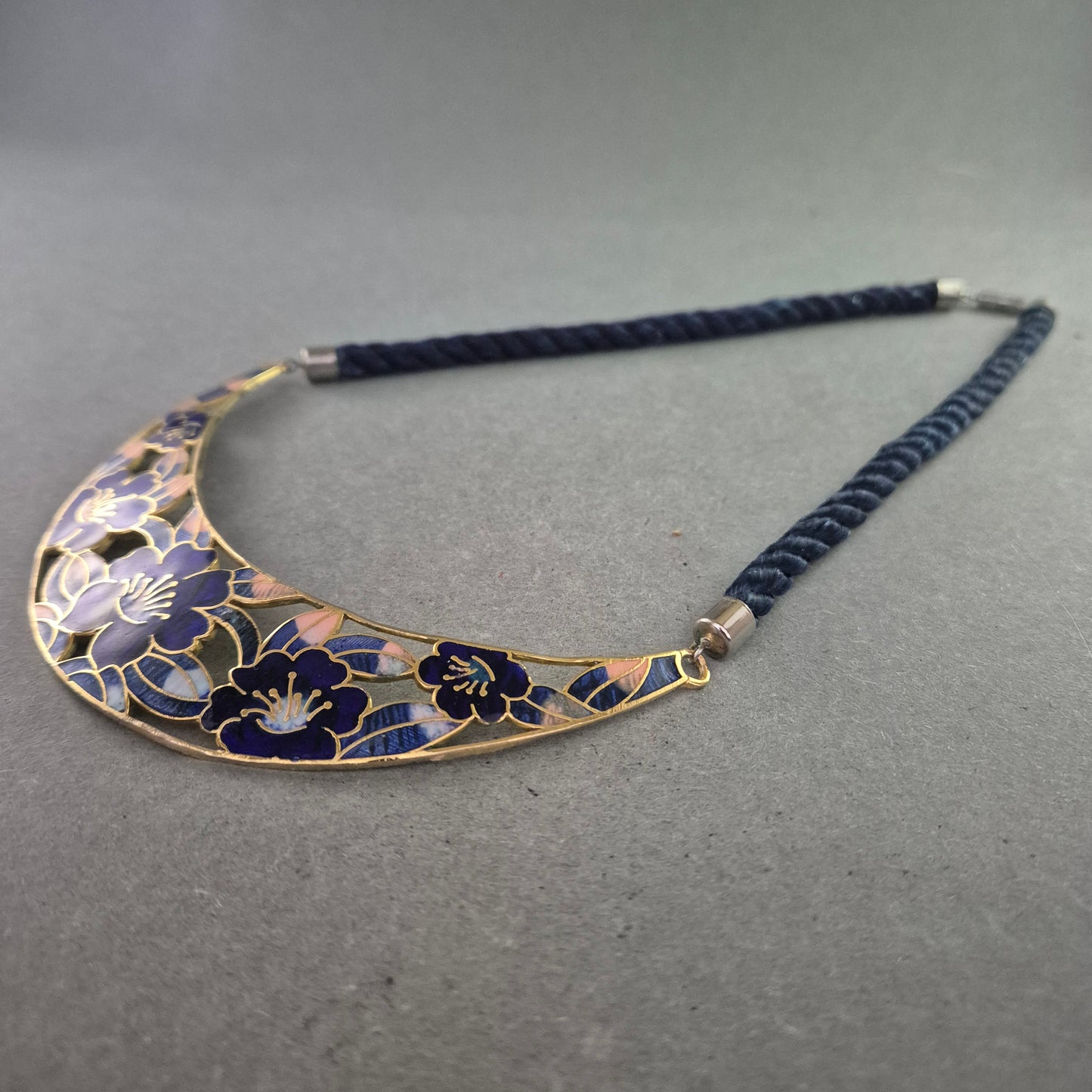 Florales Emaille-Collier – Handbemalte Blütenpracht in Violett und Gold