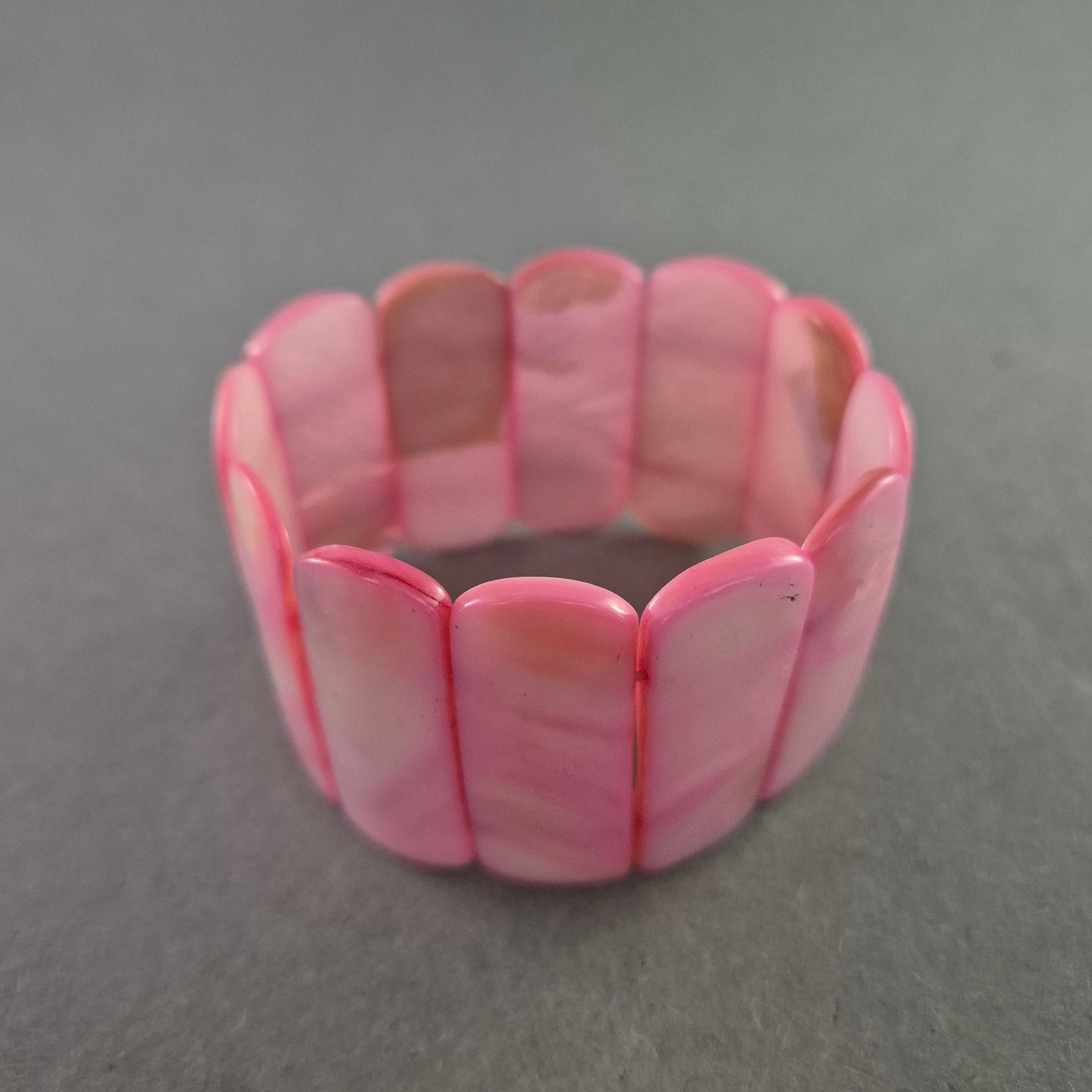 Elastisches Muschelarmband in Pink – Tropischer Look für den Sommer
