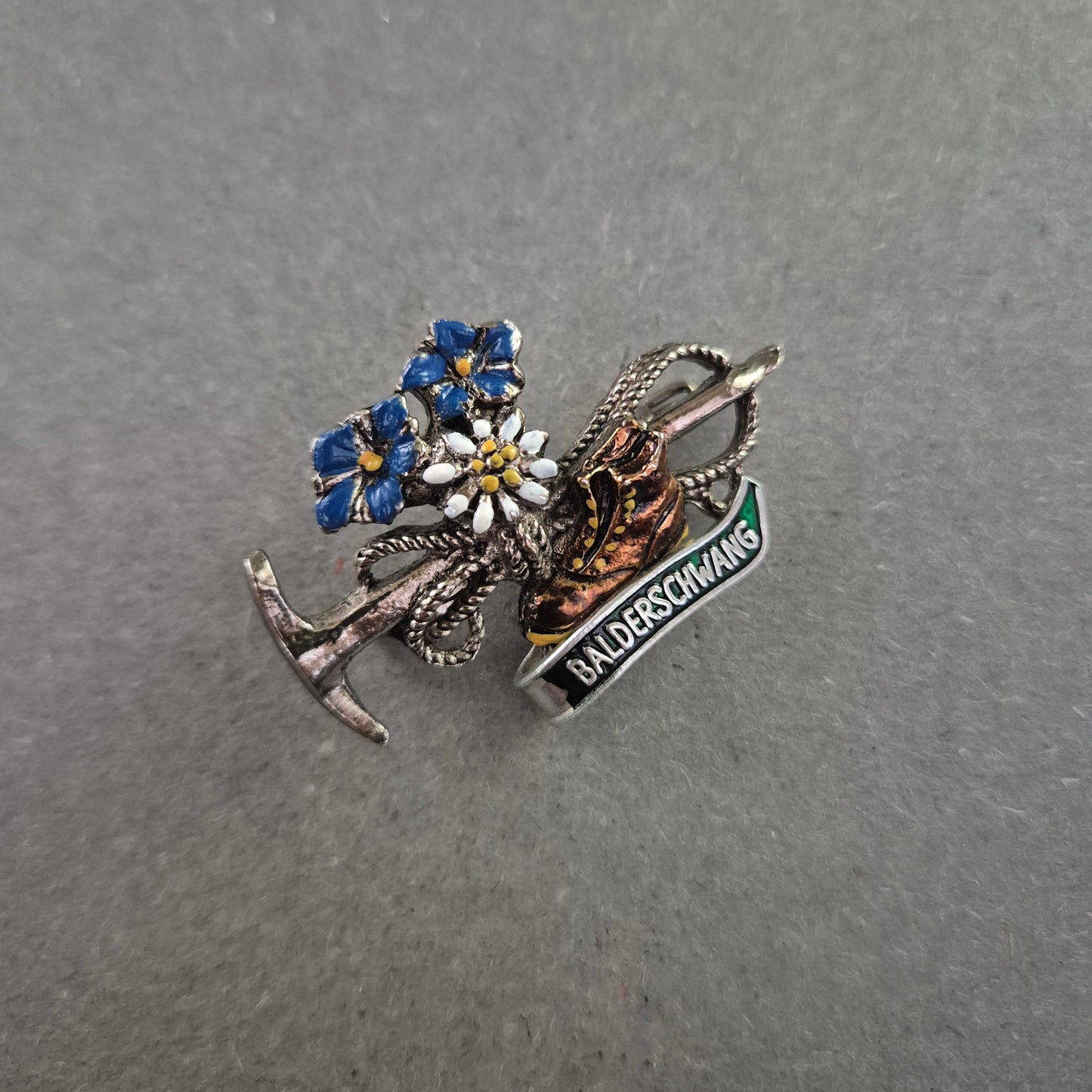 Emaille-Anstecknadel „Balderschwang“ – Alpenmotiv mit Charme