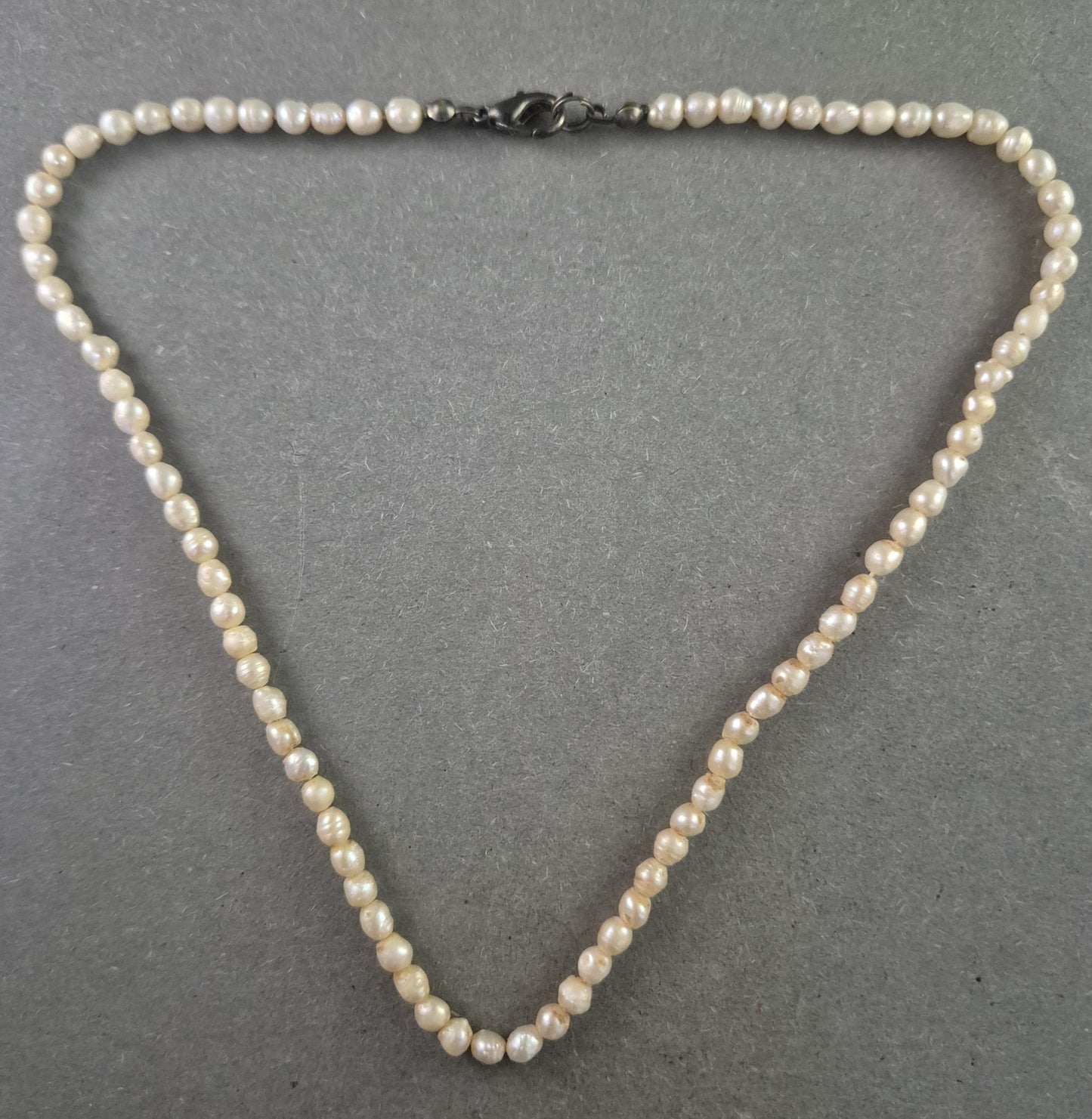 Zarte Perlenkette mit unregelmäßigen Naturperlen – Klassisch & organisch