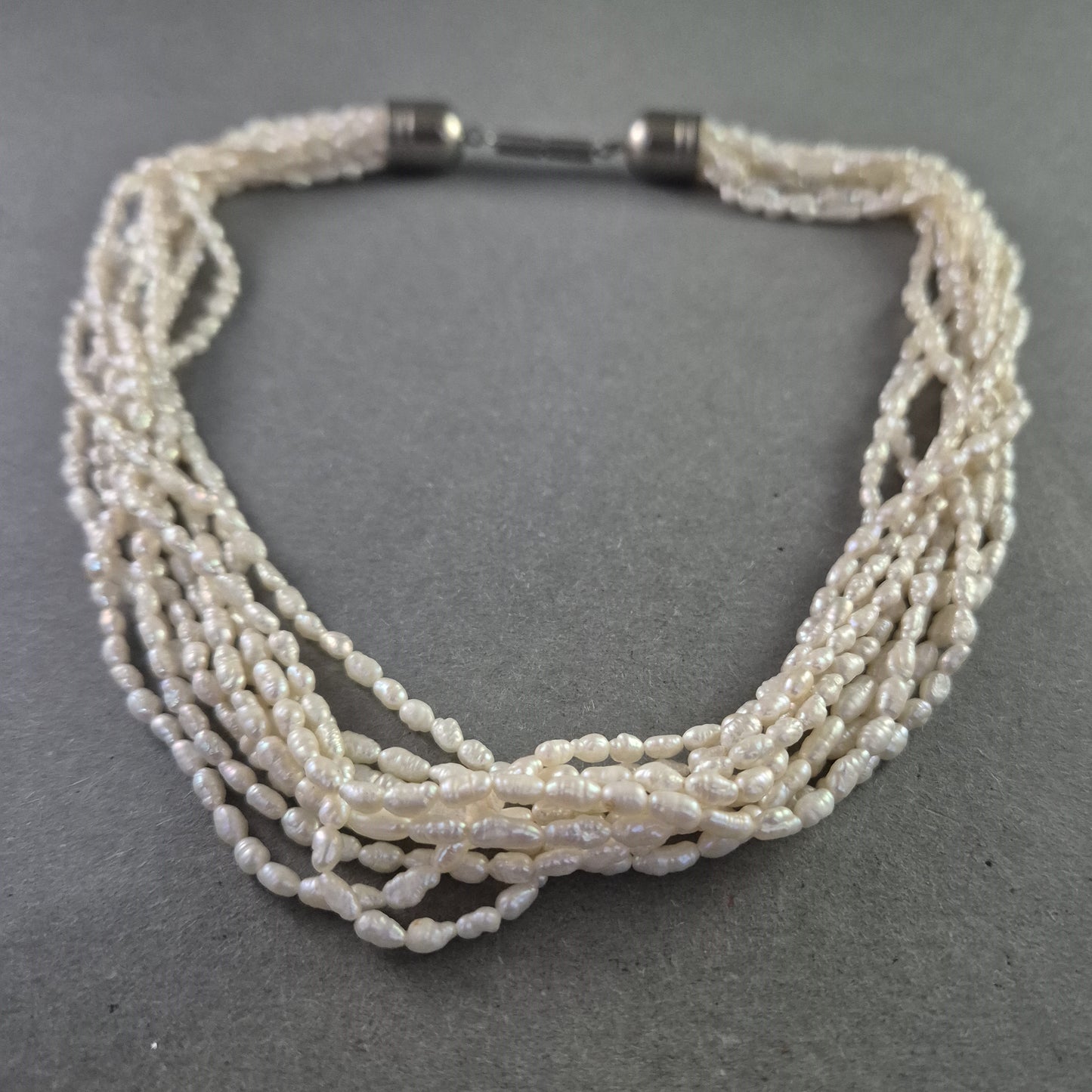 Mehrreihige Perlenkette mit Magnetverschluss – Raffiniert & Elegant