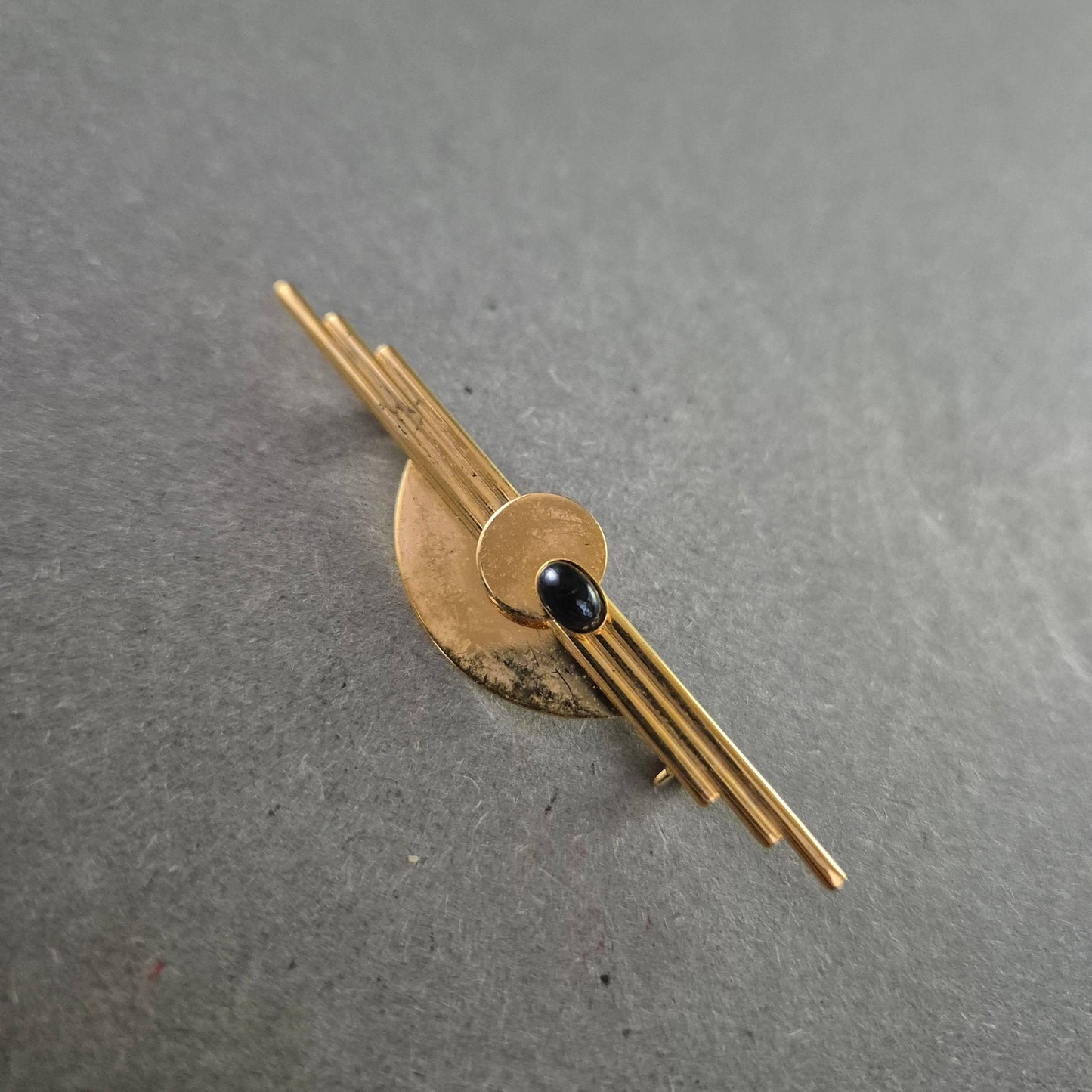 Goldfarbene Brosche im Art-Déco-Stil – Geometrie trifft Eleganz
