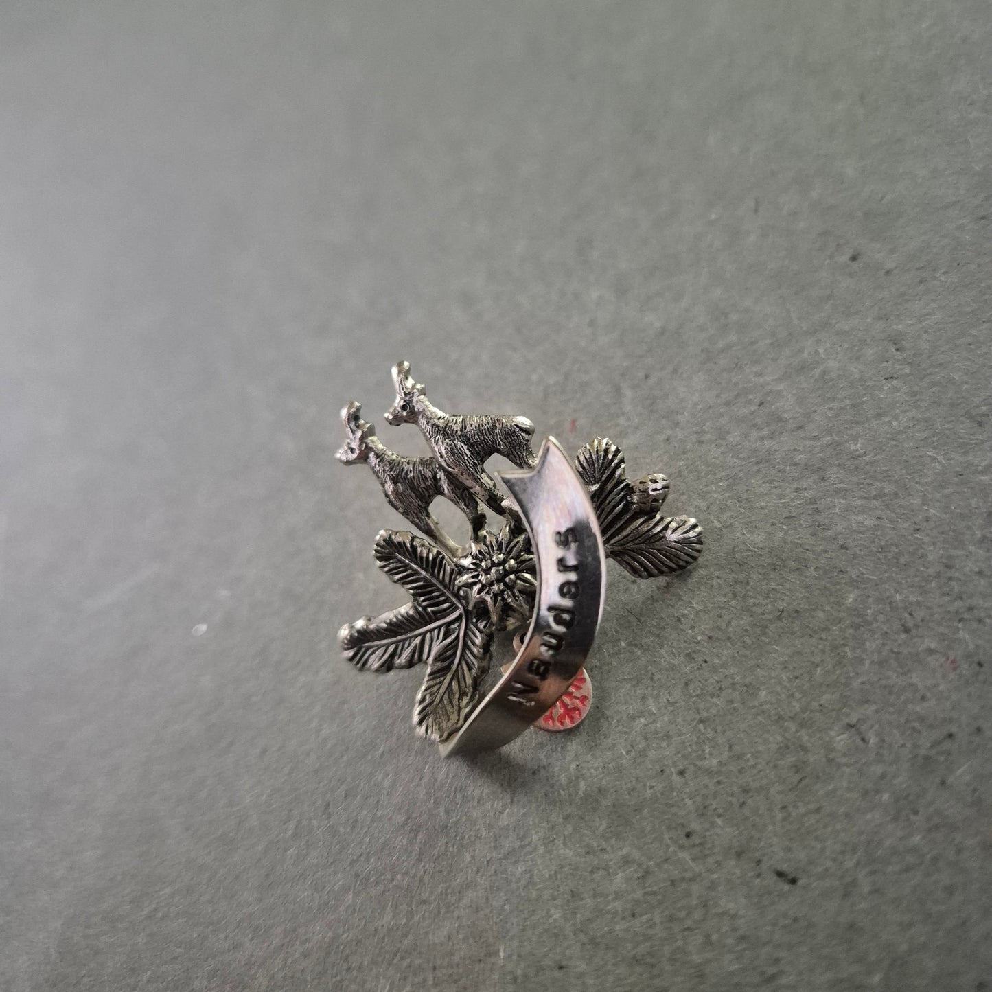 Silberfarbene Brosche „Nauders“ – Alpenmotiv mit Gämsen & Edelweiß