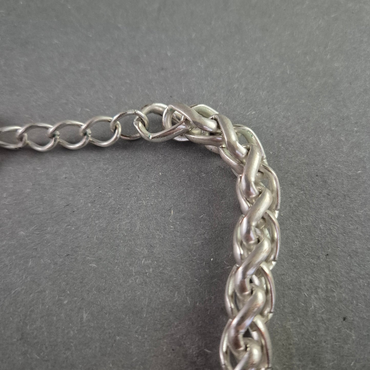 Silberfarbene Herrenpanzerkette – Breites Gliederdesign mit Karabinerverschluss