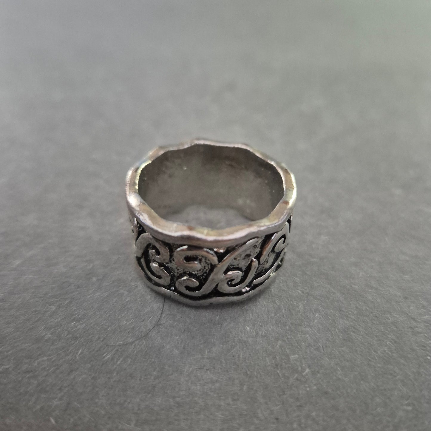 Breiter Herrenring in Silberoptik – Antikes Muster mit Ornamentgravur