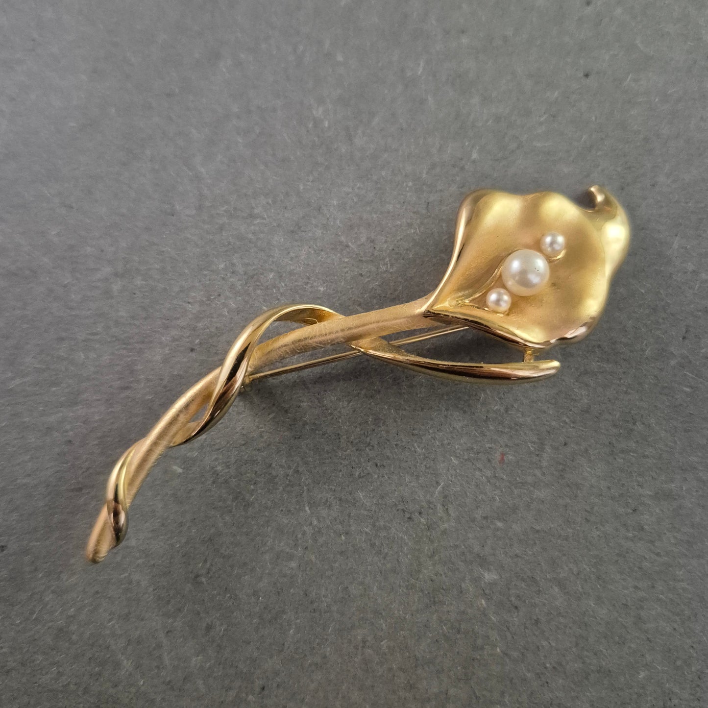 Goldene Blumenbrosche mit Perlen – Elegantes Design in Calla-Form