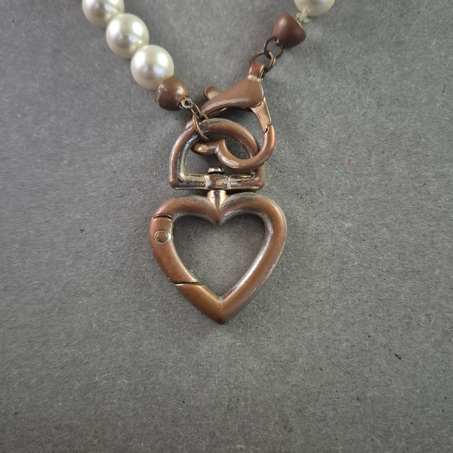 Perlenkette mit Herzanhänger – Romantisches Design mit Bronze-Details