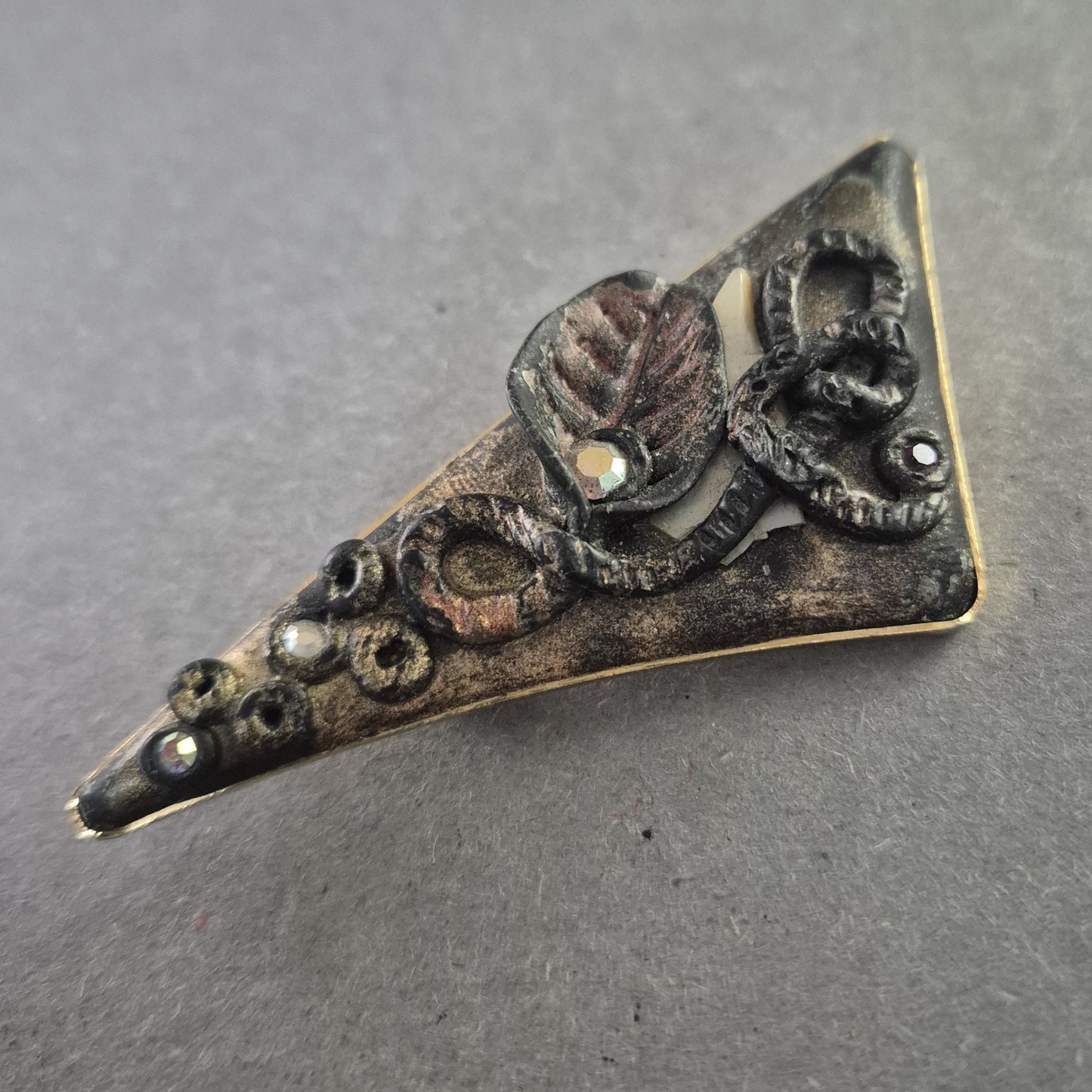 Unregelmäßige Dreieck-Brosche mit Mixed-Media-Dekor