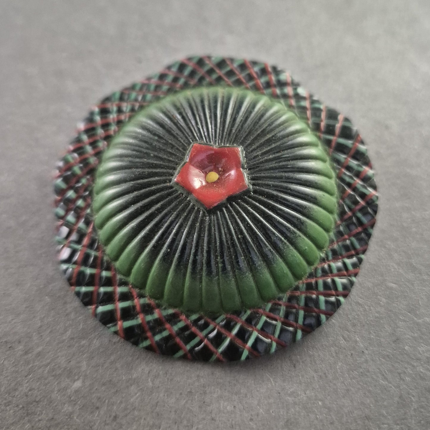 Vintage Emaille-Brosche im Retro-Stil – Rundes Design mit Farbkontrast