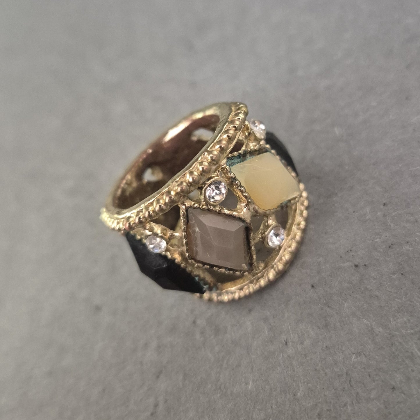 Breiter Vintage-Ring im Mosaikstil mit Schmucksteinen und Strass