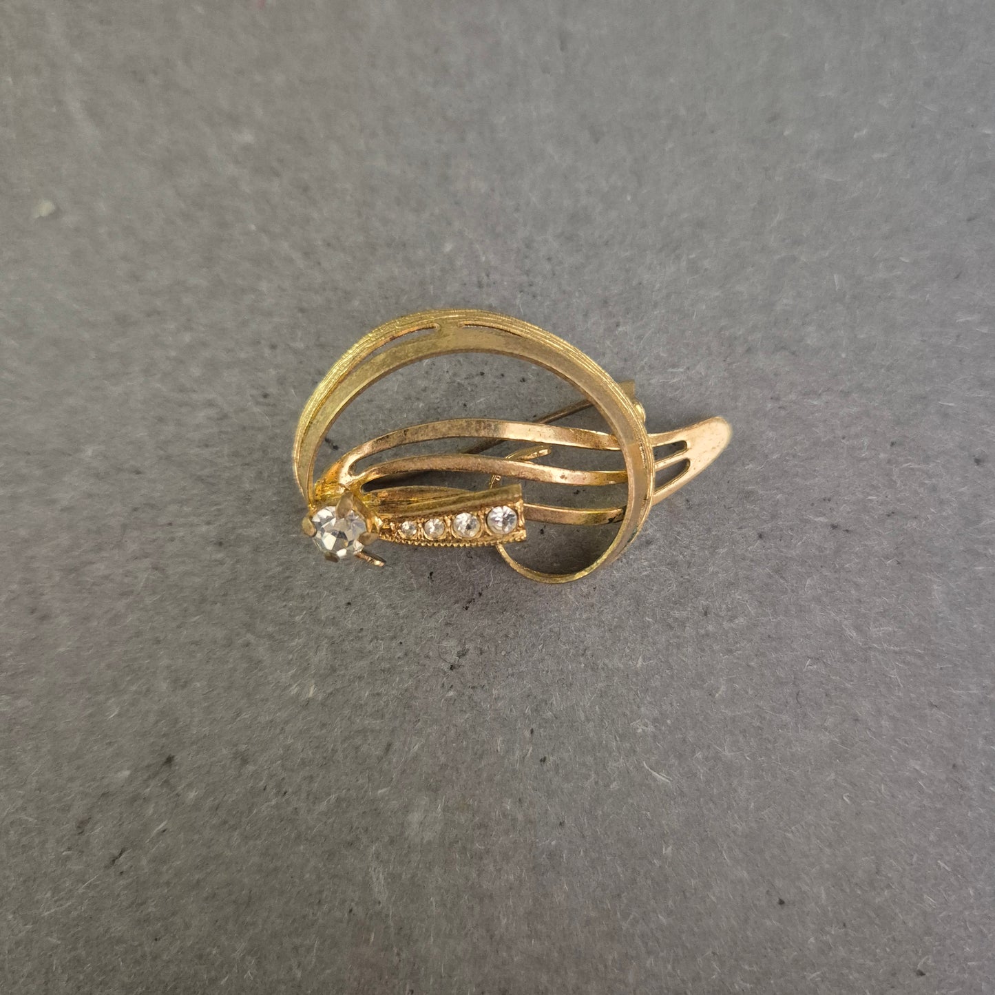 Filigrane Vintage-Brosche in Goldoptik mit Strassakzenten