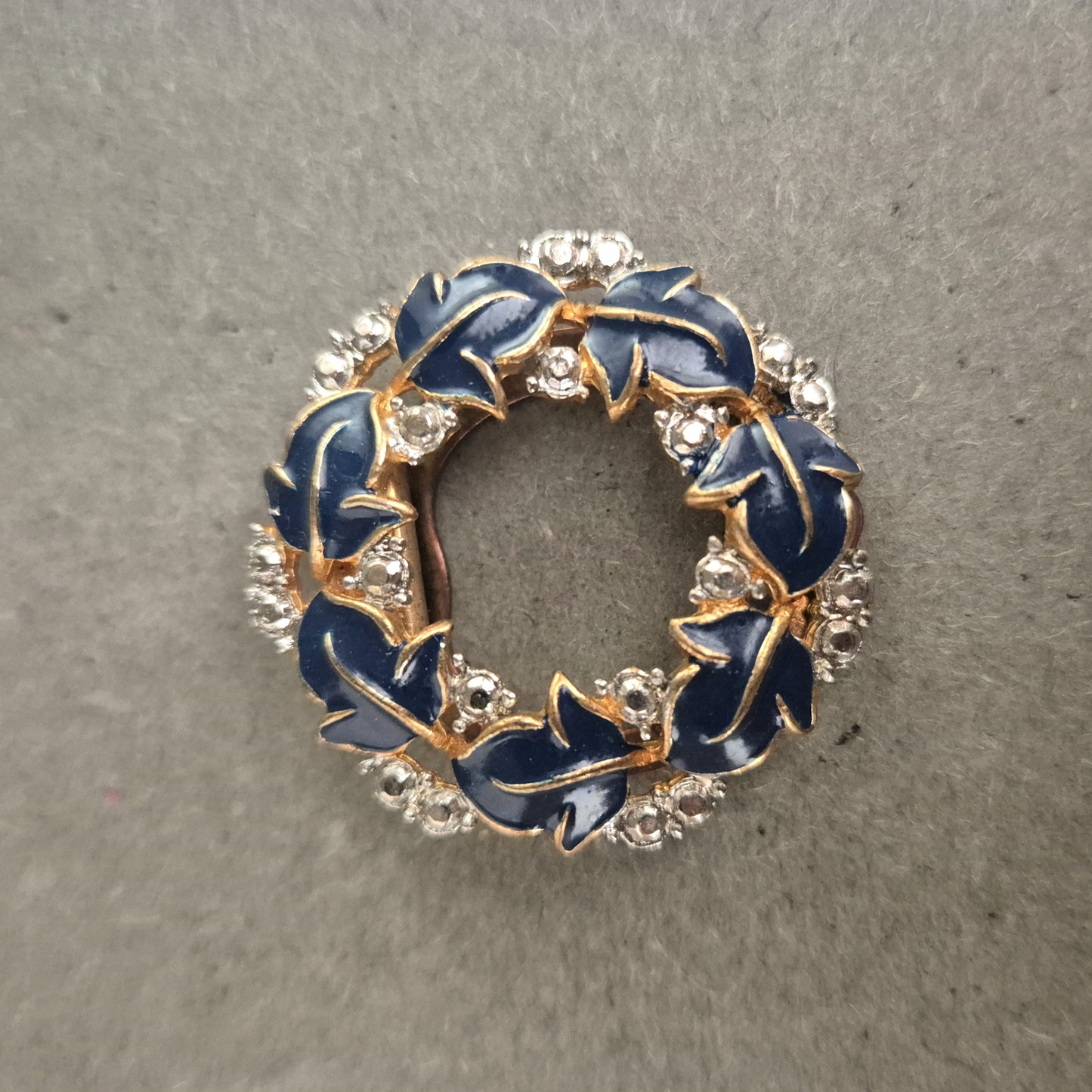 Vergoldeter Vintage-Anhänger mit blauen Emailleblättern und Strass