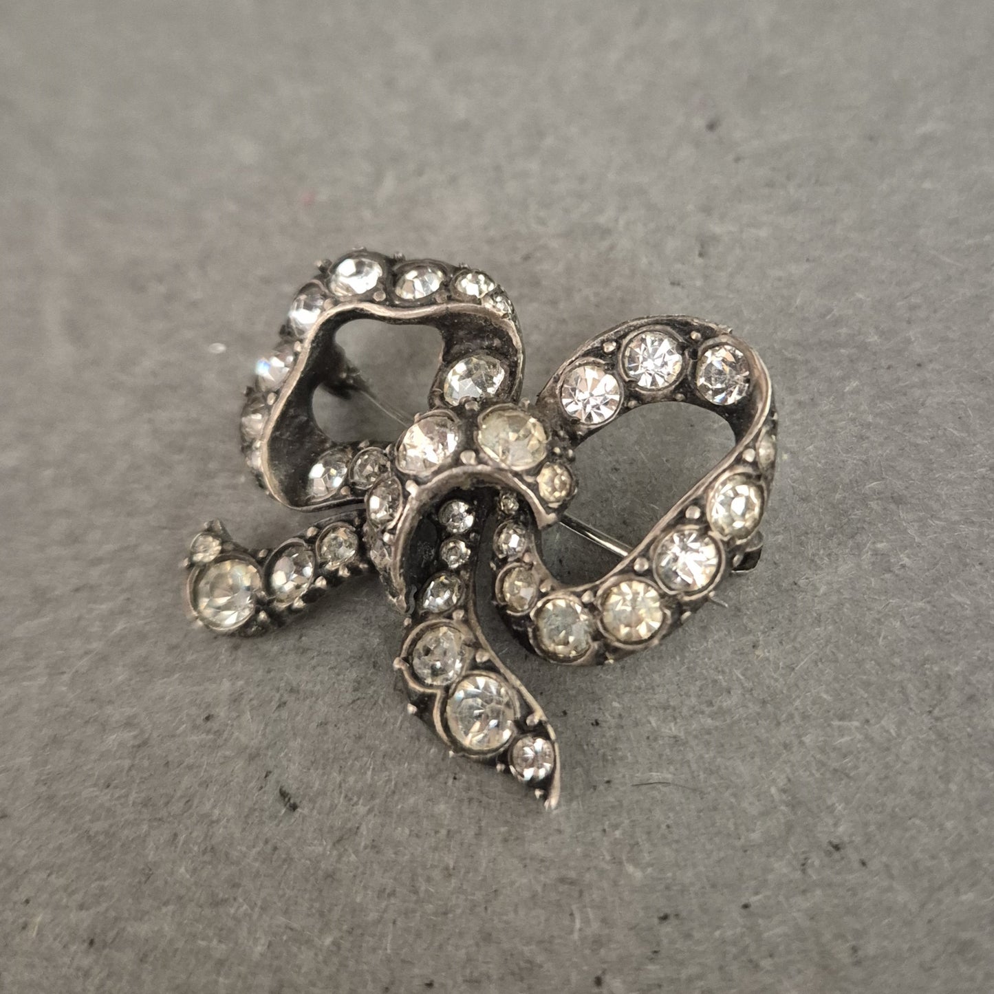 Vintage-Brosche Schleife mit Strass – Funkelnder Retro-Charme