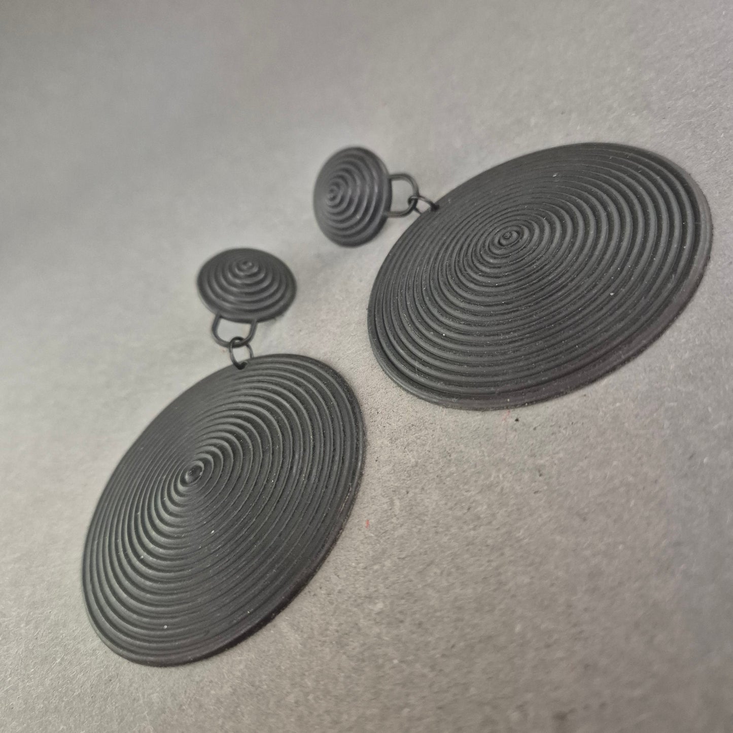 Statement-Ohrstecker in Schwarz – Kreisförmiger Retro-Look