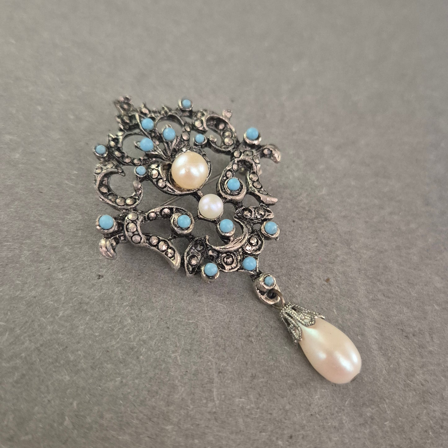 Antike Brosche im Barockstil mit Perlen und Türkis-Steinen