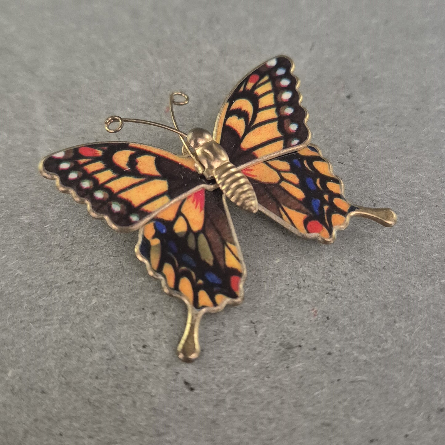 Bunte Vintage Schmetterlingsbrosche – Emaille im Retro-Look