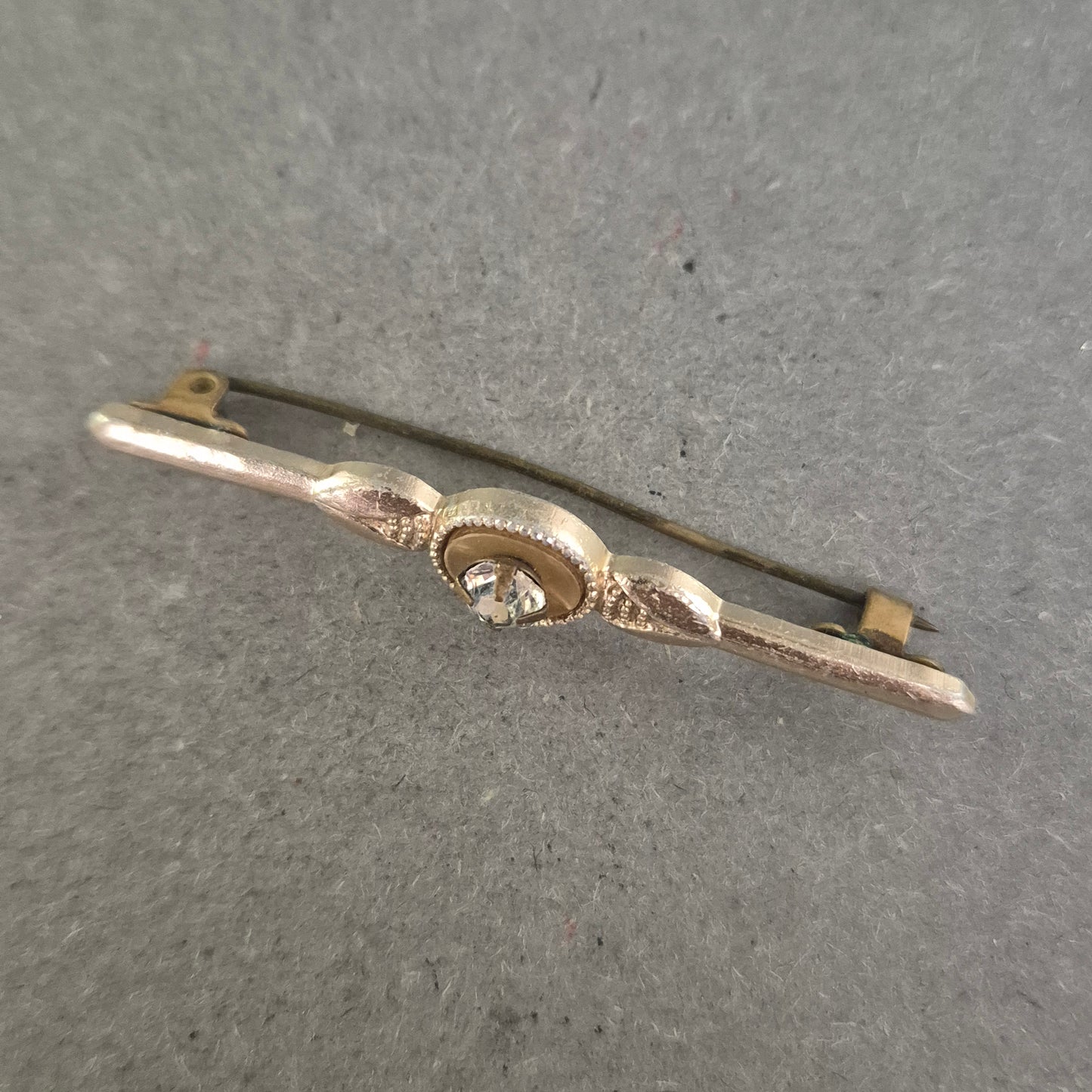 Zarte Vintage Anstecknadel in Goldoptik mit Kristallstein