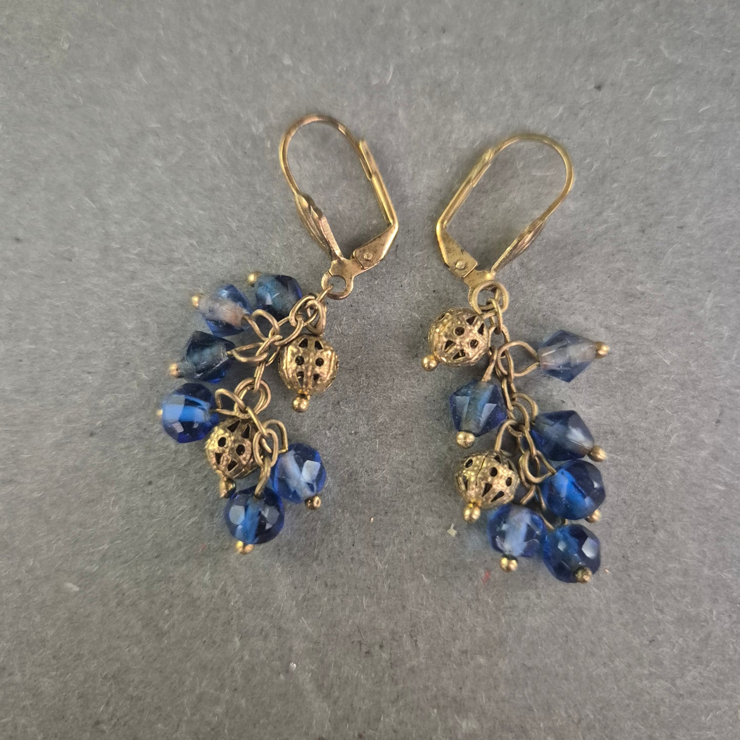 Vintage Ohrhänger in Bronzeoptik mit blauen Glasperlen