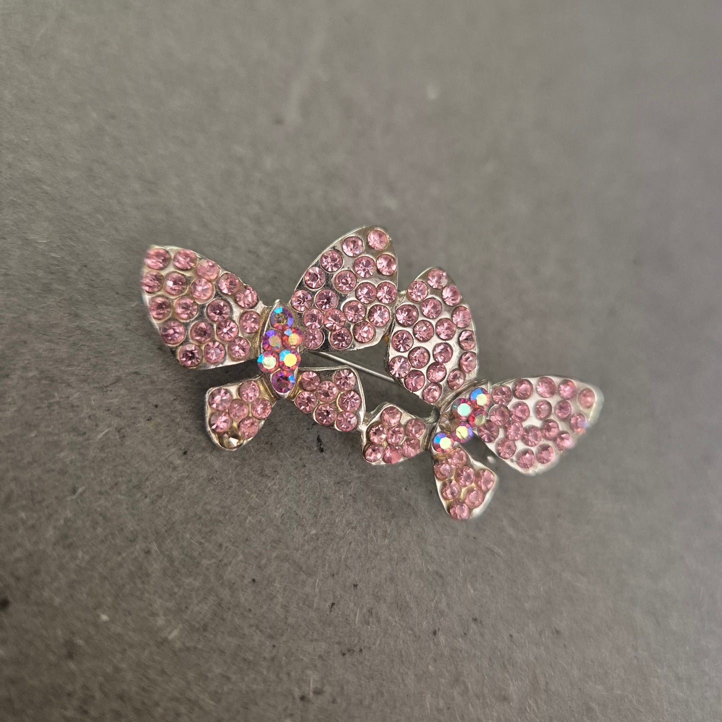 Glitzernde Schmetterlingsbrosche mit rosa Strasssteinen