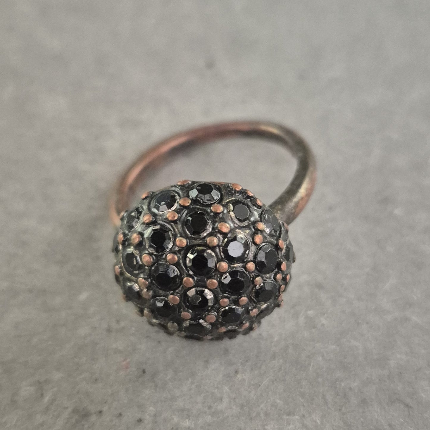 Statement-Ring mit schwarzen Strasssteinen im Vintage-Stil