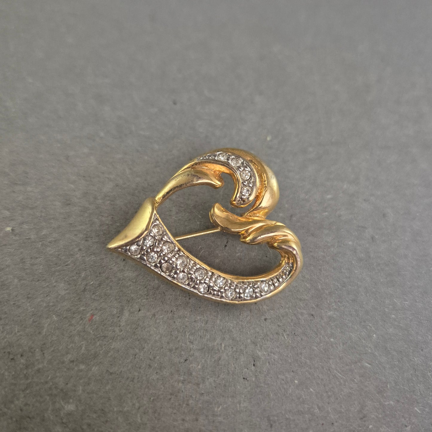 Goldfarbene Herzbrosche mit Strass – Elegant und verspielt