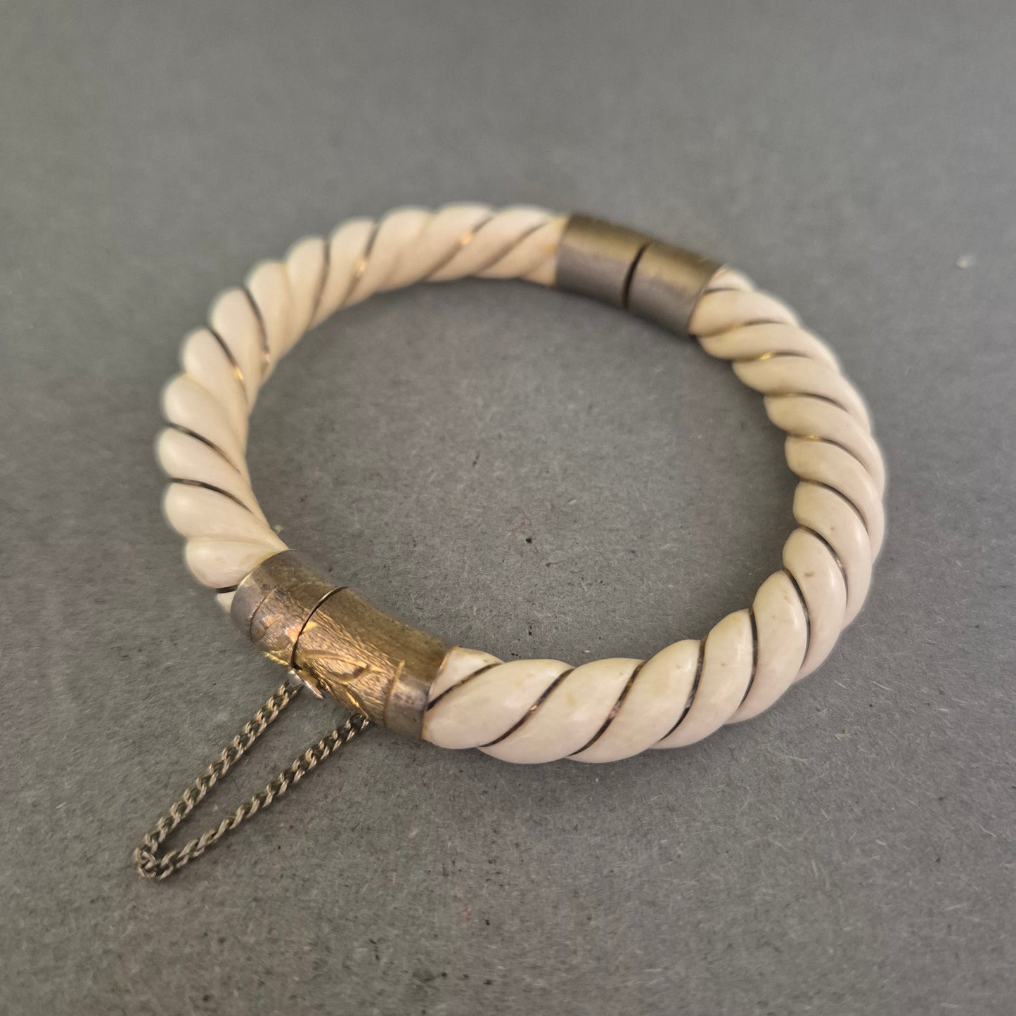 Antikes Armreif-Armband aus Bein – Gedrehtes Design mit Metallschließe