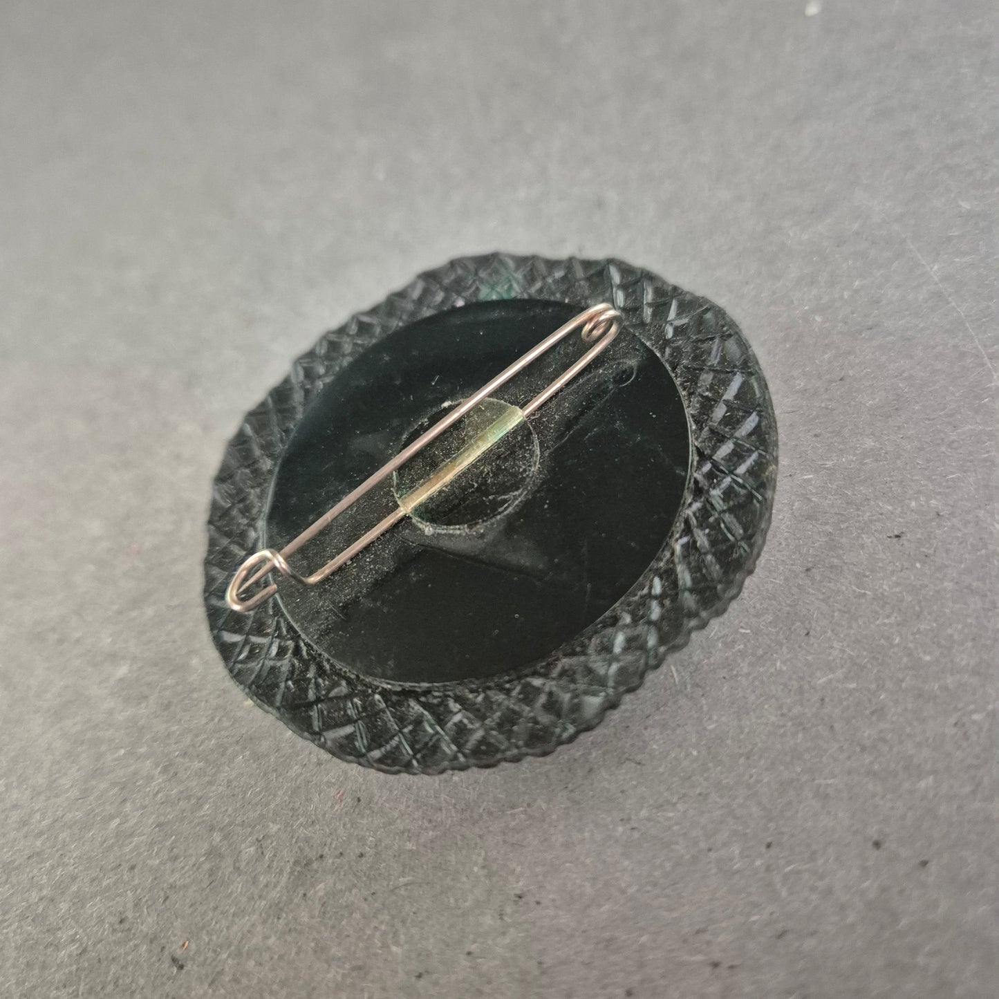 Vintage Brosche im Schottenmuster mit floraler Gravur – Unikat aus Bakelit