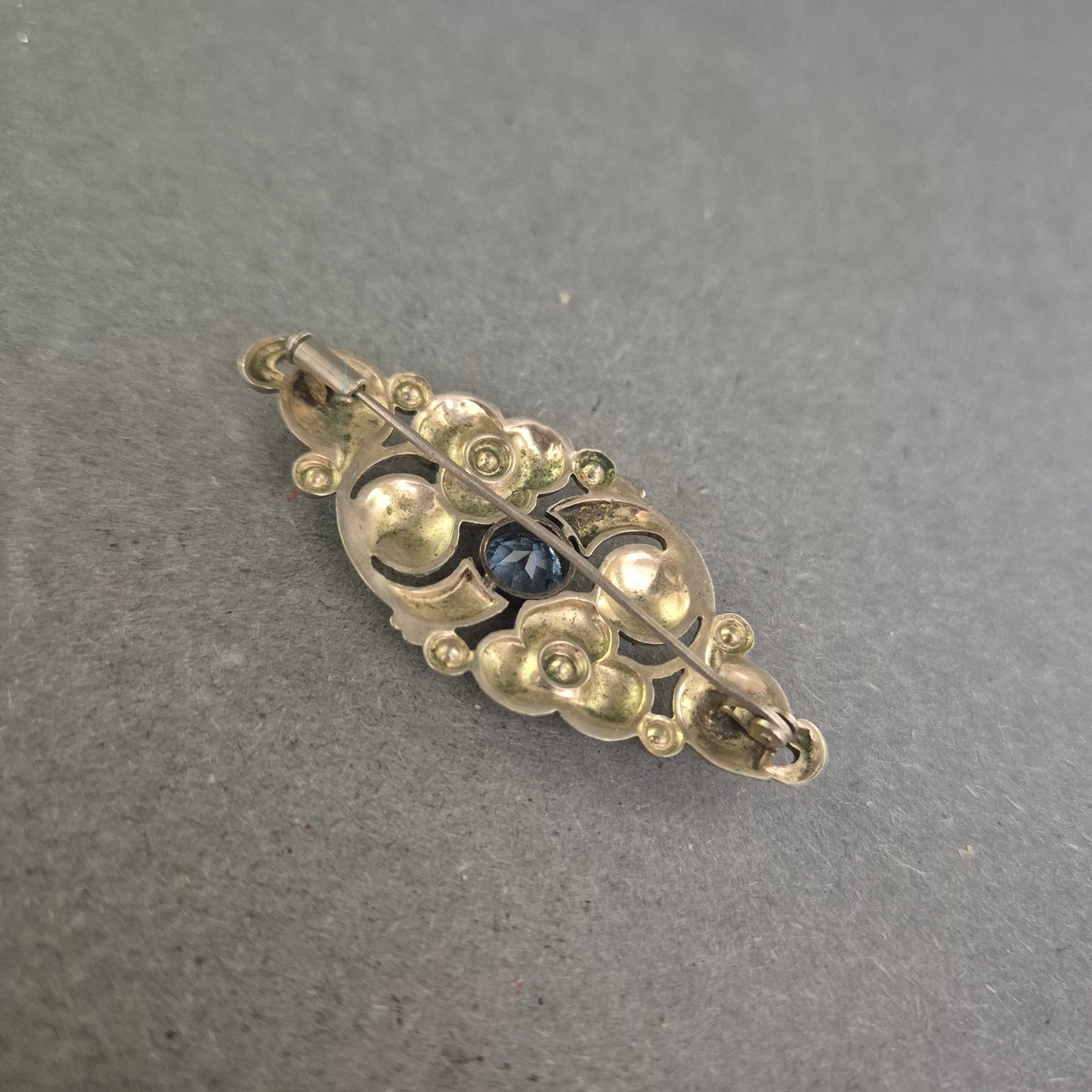 Antike florale Brosche mit blauen Strasssteinen – Eleganz im Jugendstil