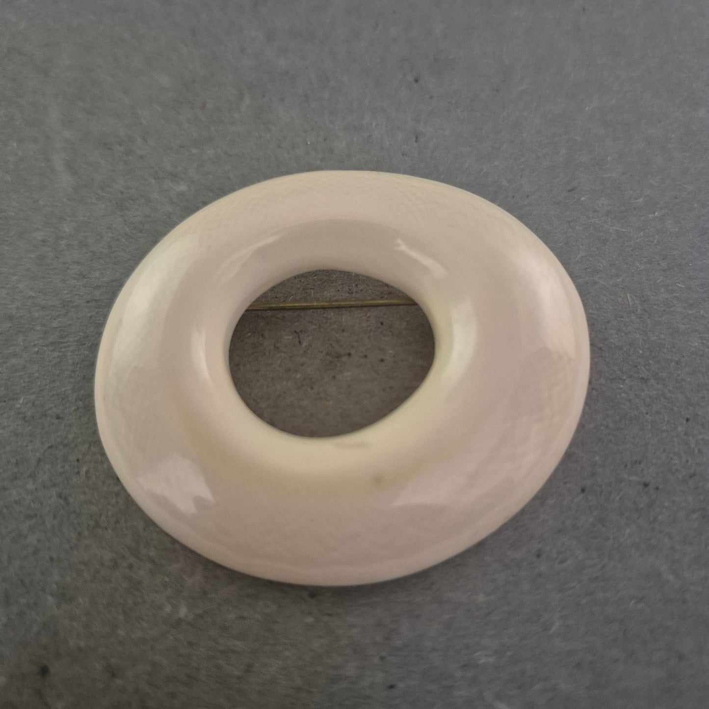 Vintage Kunststoffbrosche in Elfenbein-Optik – Modernistischer Stil