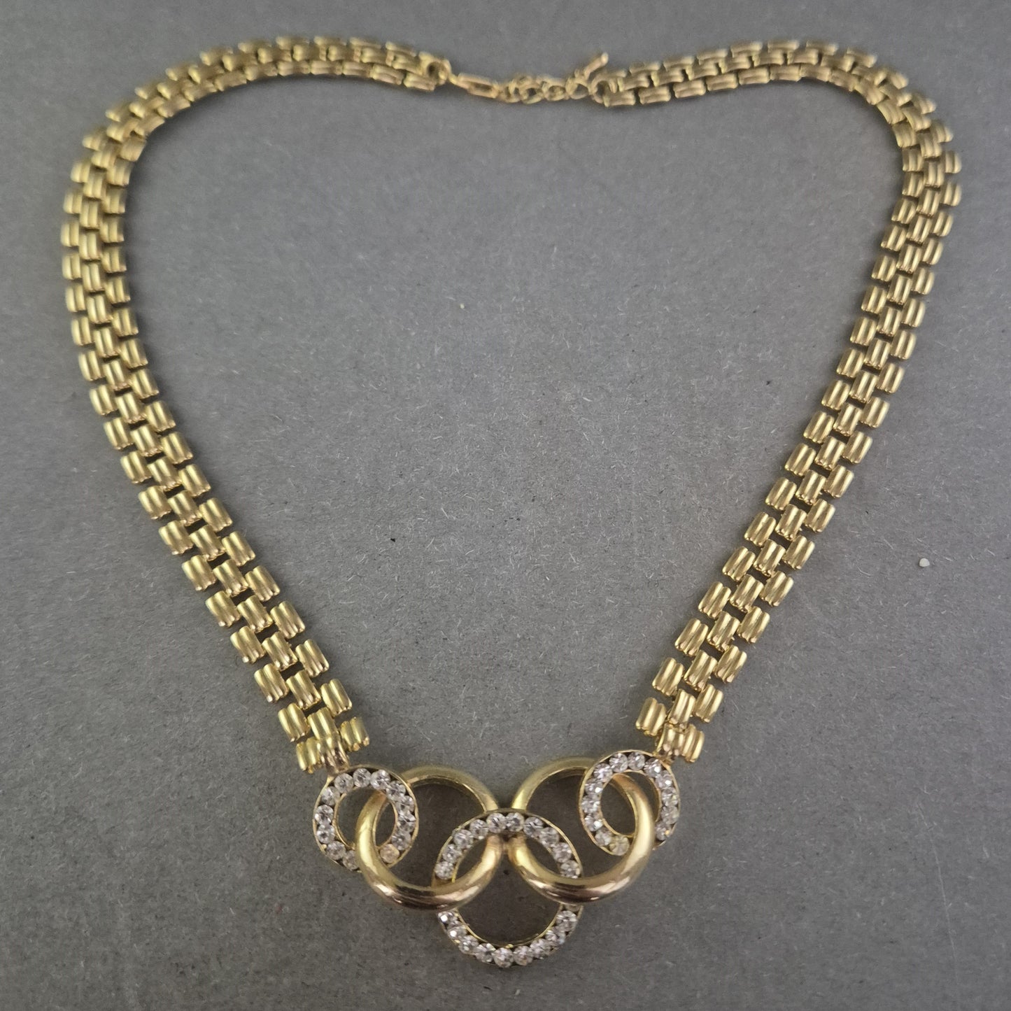 Elegante Vintage-Halskette mit goldfarbenem Gliederdesign & Strass