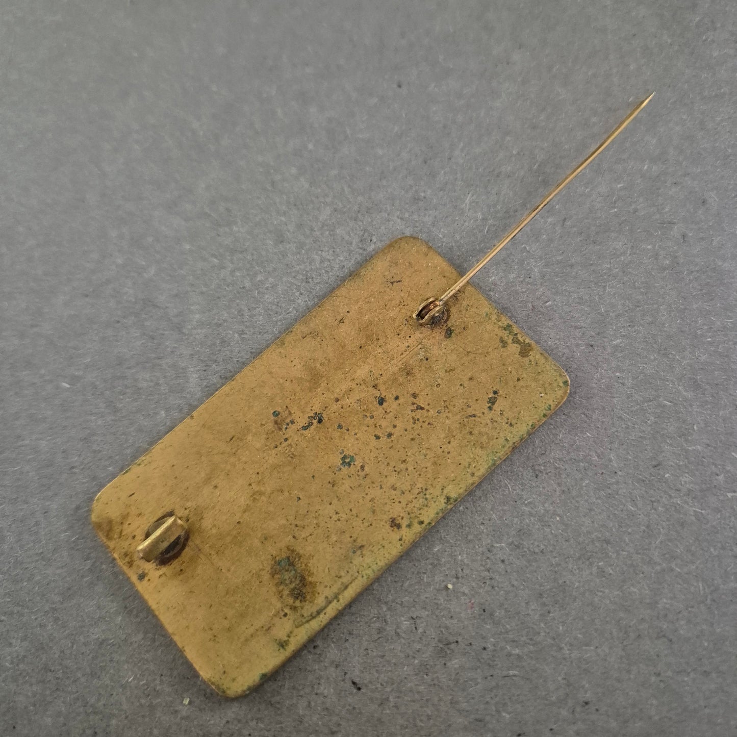 Antike Emaille-Brosche mit floralen Motiven – Kunstvoll & Farbintensiv