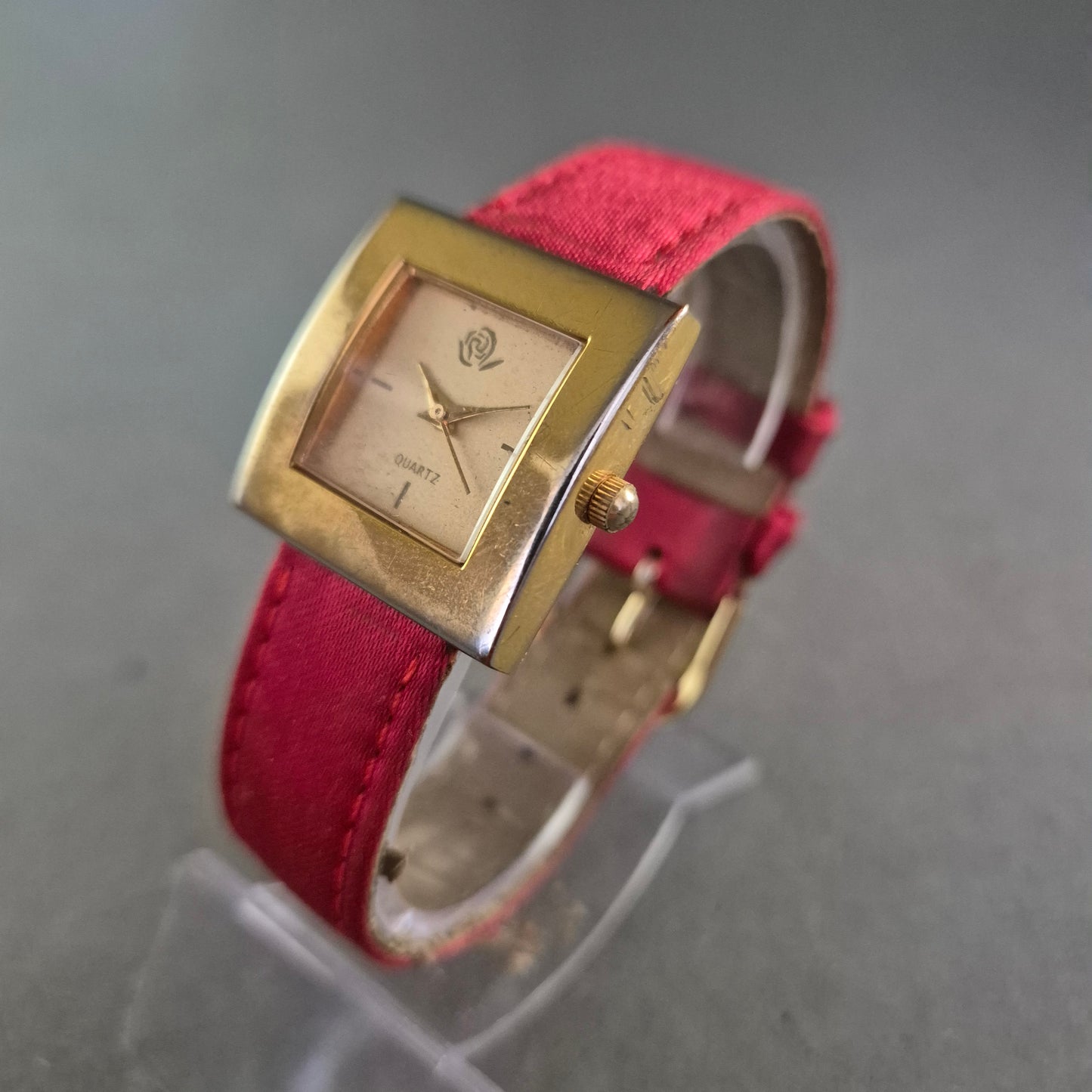 Schlichte Damenarmband Uhr mit rotem Band – Quadratisches Gehäuse