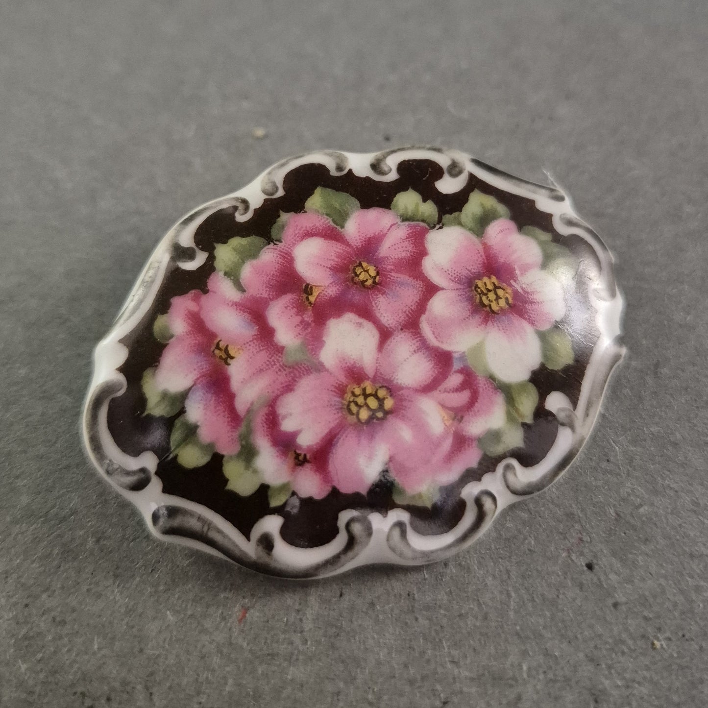 Vintage Porzellan-Brosche mit rosa Blumenmotiv – Handgemalt