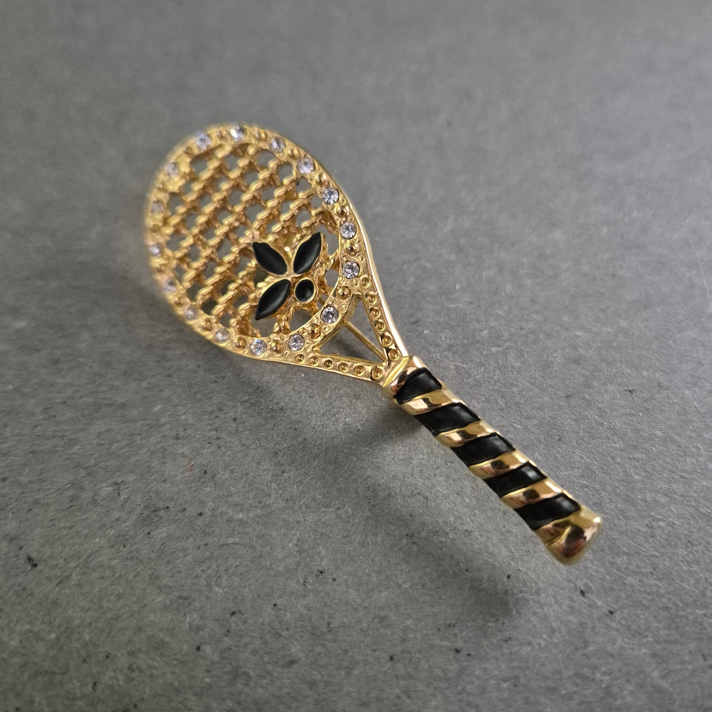 Vergoldete Tennis-Brosche mit Strass – Sportlich & Elegant