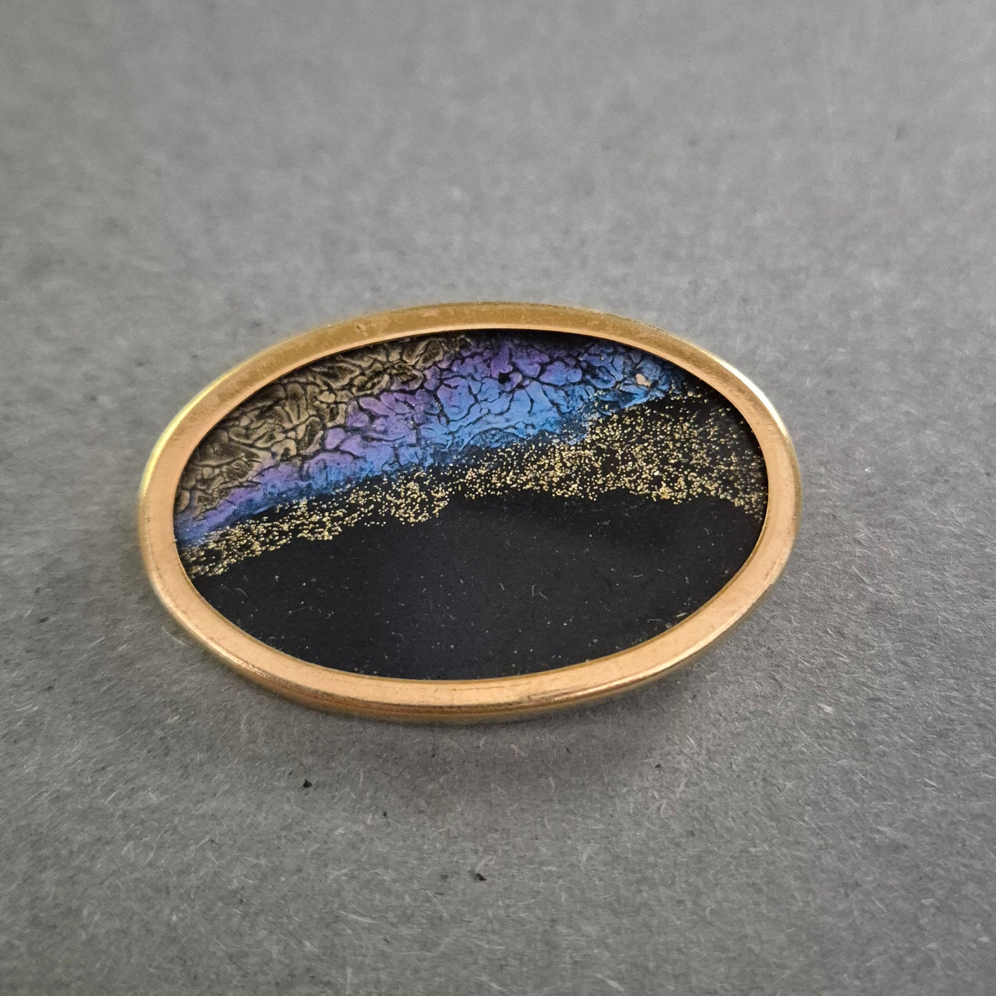 Vintage Emaille-Brosche mit Goldfassung – Abstraktes Design