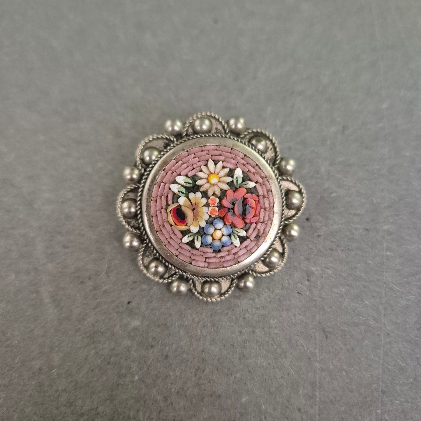 Antike italienische Micro-Mosaik-Brosche – Florales Kunsthandwerk aus Silber