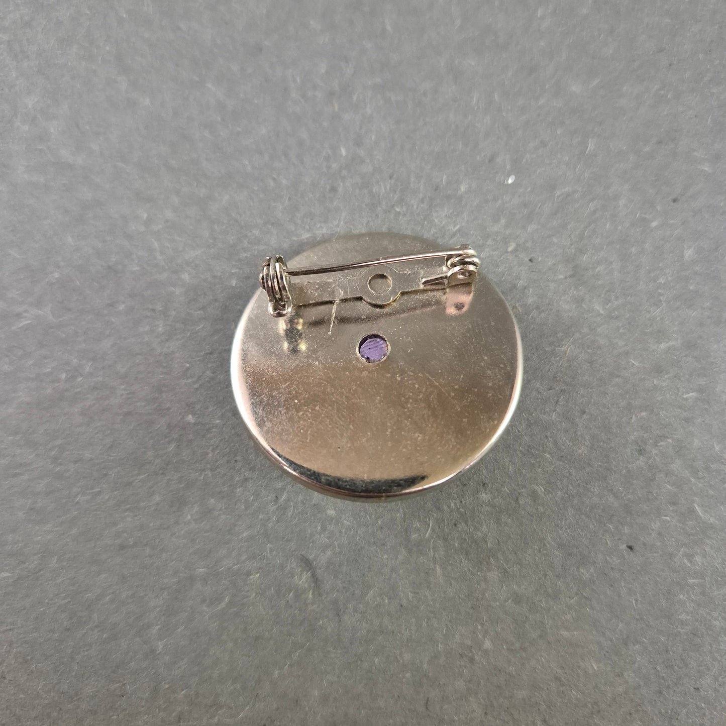 Moderne runde Brosche in Violett – Abstraktes Design mit Perlglanz