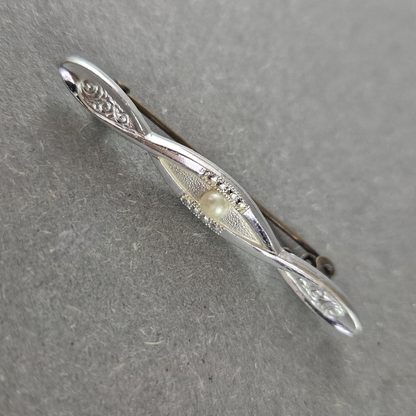 Elegante Silberbrosche mit Perle – Zeitloses Design im Art-Déco-Stil