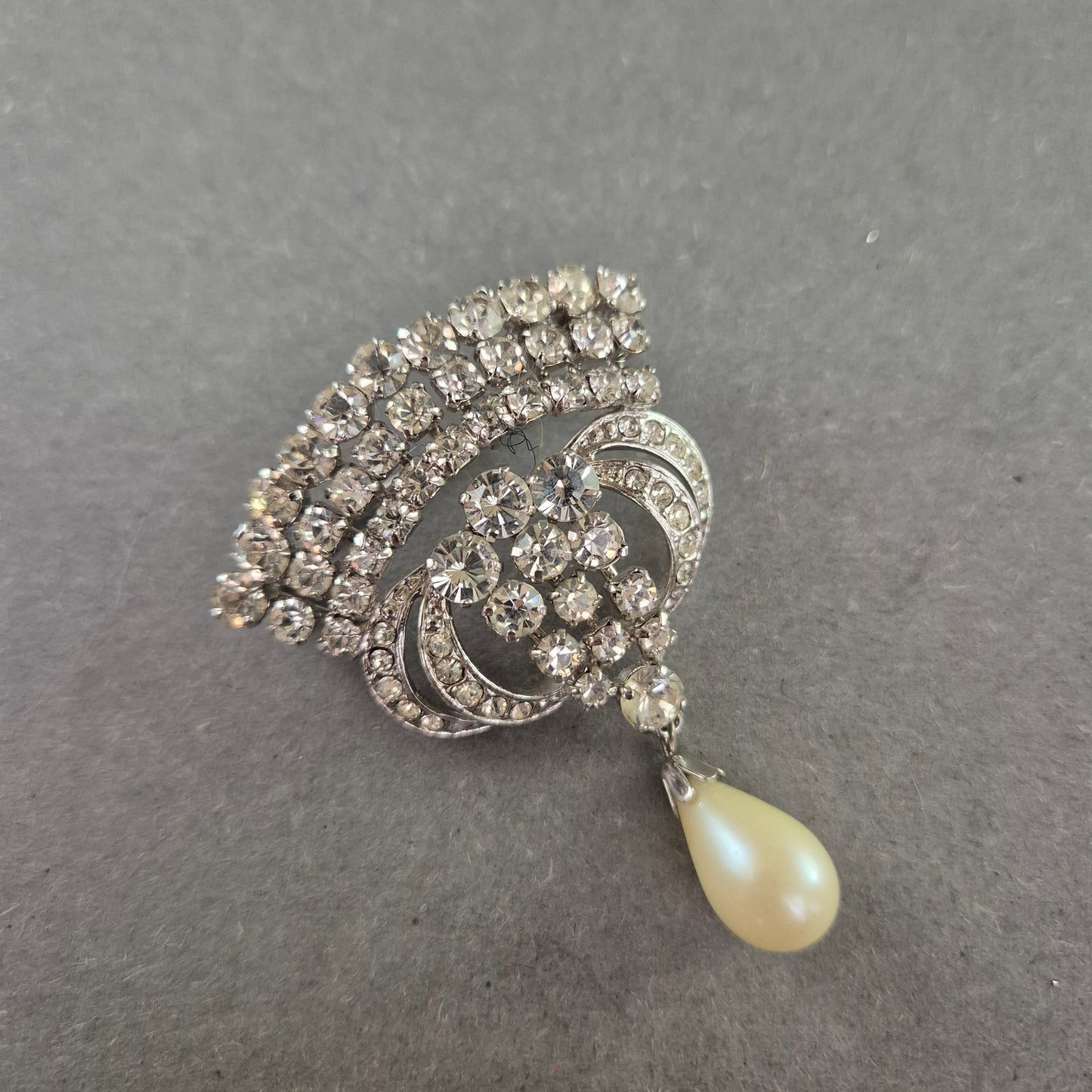 Glamouröse Vintage-Brosche mit Strass und Tropfenperle