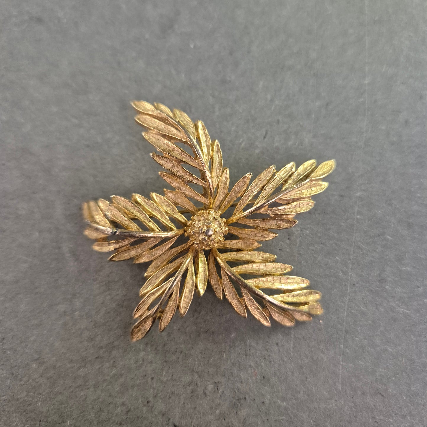 Florale Vintage-Brosche – Vergoldet mit filigranen Blütenblättern