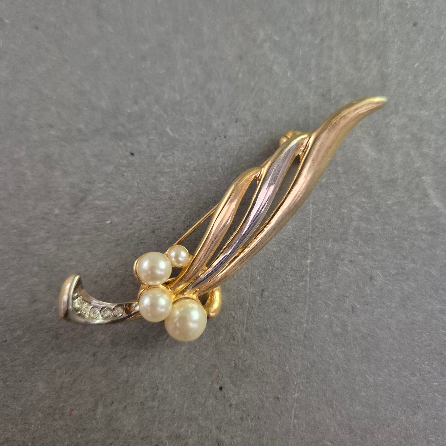 Elegante Brosche in Goldoptik – Mit Perlen und Strass verziert