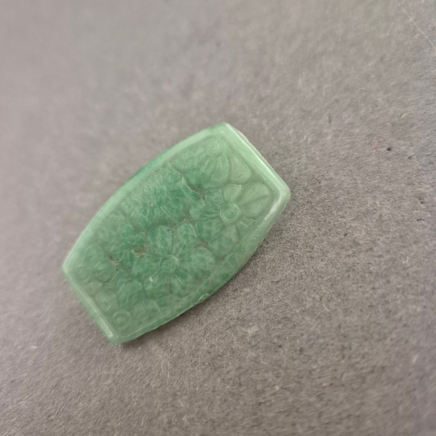 Art-Deco-Stil Brosche – Grüne Kunststoffplatte mit floralem Relief