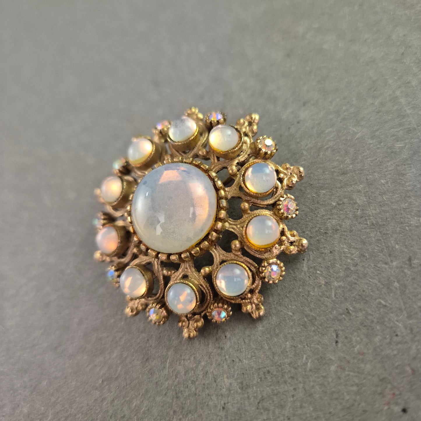 Opalähnliche Vintage-Brosche – Antikgold mit Glascabochons