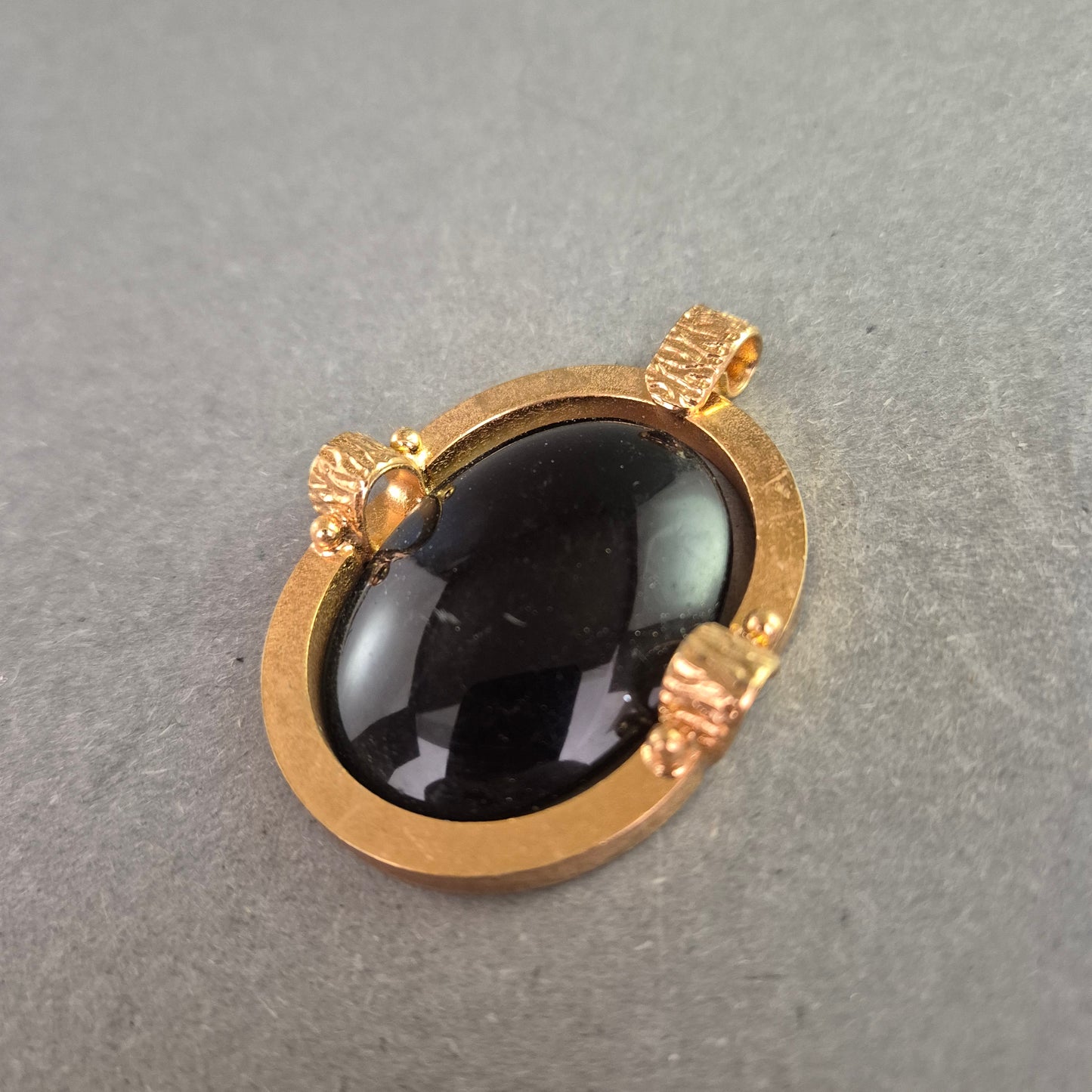 Großer Vintage-Anhänger mit schwarzem Cabochon und Goldrahmen